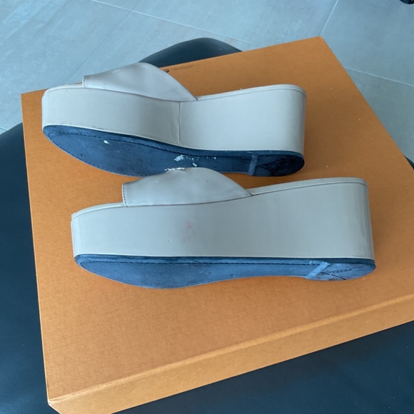 Authentic Prada patent leather platform slide sandals beige/creme size 38.5 - Picture 4 of 7